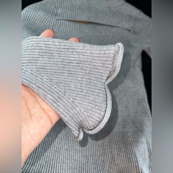 Cotton Emporium Grey Ribbed Stretchy Bell Sleeve Top w/ Keyhole Size Small EUC - Picture 2 of 7